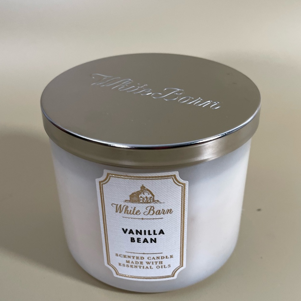 NWT Bath & Body Works White Barn Vanilla Bean 3- Wick Candle